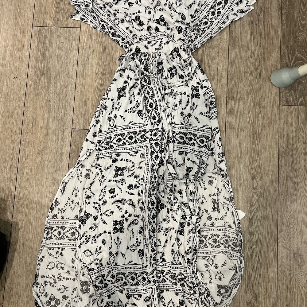 Small boho Black and White V-Neck Dolman Sleeve Maxi Gown - Picture 2 of 3